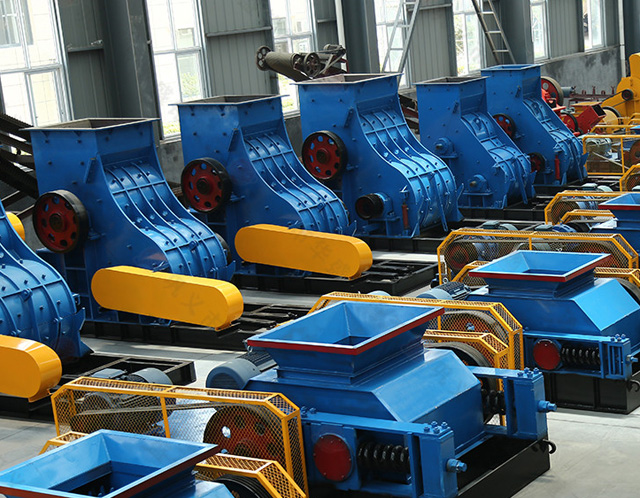 為什么高濕物料粉碎用雙級(jí)無(wú)篩底粉碎機(jī)效果好？