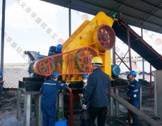 建筑垃圾粉碎機進(jìn)料口安裝強力除鐵器的原因是